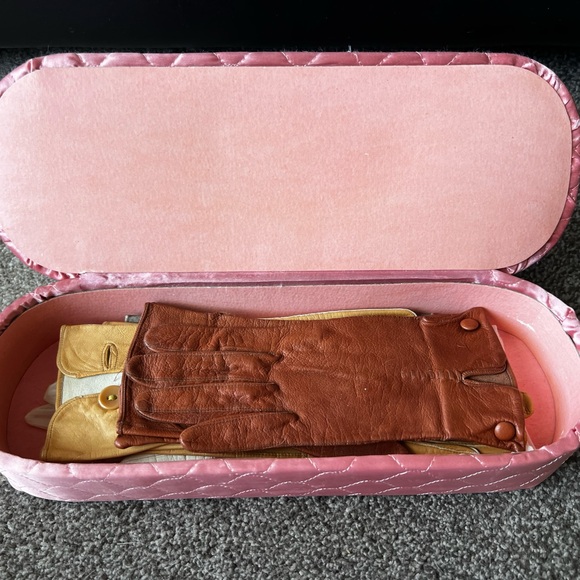 Vintage Gloves (4 prs) in Pink Quilted Long Glove Storage Box 40’s-50’s - Picture 8 of 13